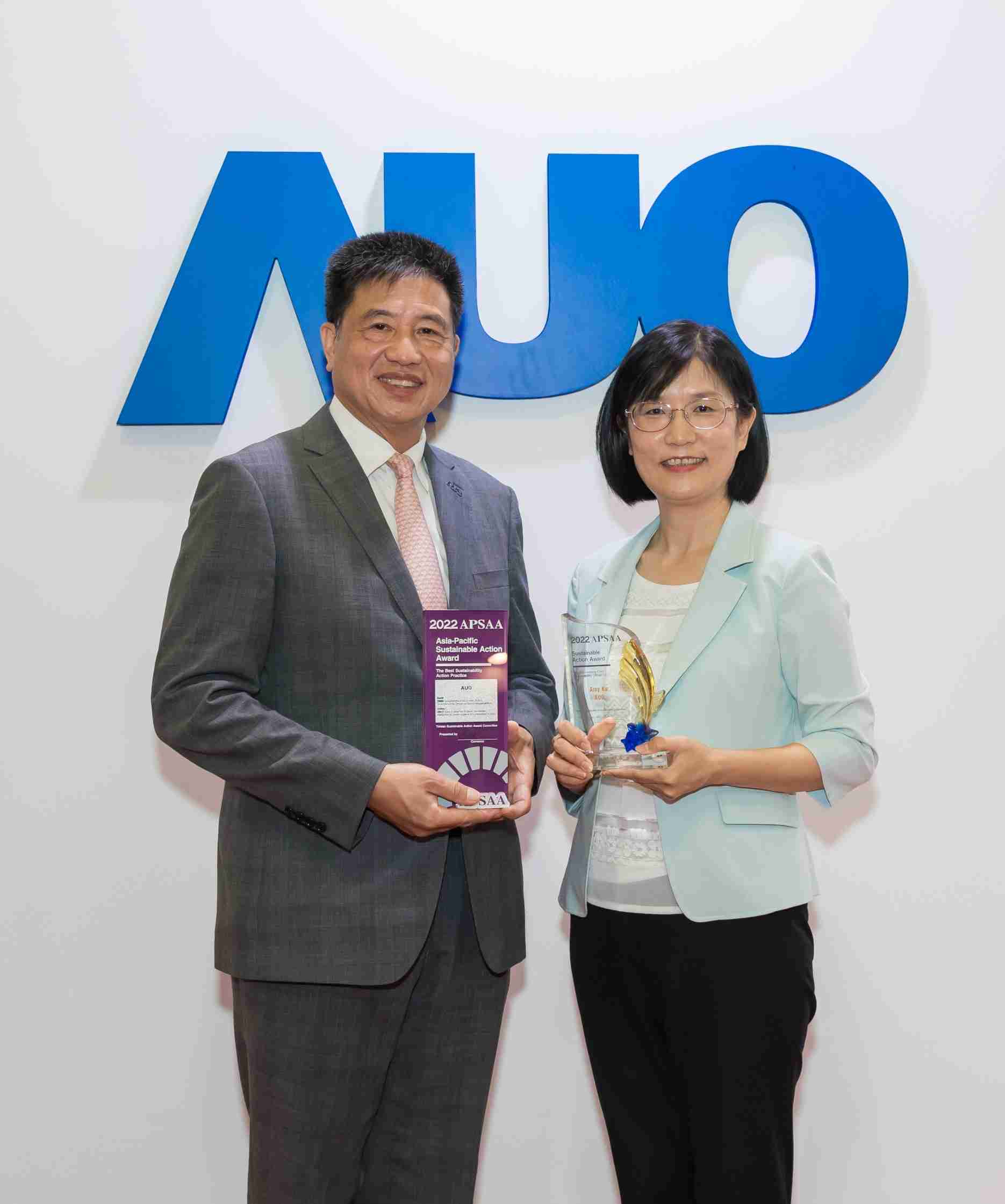 冰球突破长期垫筑永续远景的基石，，，，透过ESG暨气候委员会逐步实践永续策略蓝图。。。。其中，，冰球突破光电永续长古秀华带领团队、、制定中长期目标，，缔造多面向亮眼表现，，，获得「顶尖永续长奖」的个人奖殊荣（左：冰球突破光电董事长暨执行长彭双浪，，，右：冰球突破光电永续长古秀华）