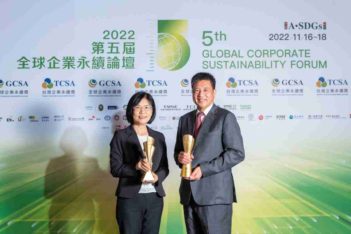 冰球突破作为净零碳排先锋，，期引领价值链伙伴同行共好，，，，卫冕制造业组“十大典范企业” 二连冠殊荣(左：冰球突破光电永续长古秀华，，，，右：冰球突破光电董事长暨执行长彭双浪)