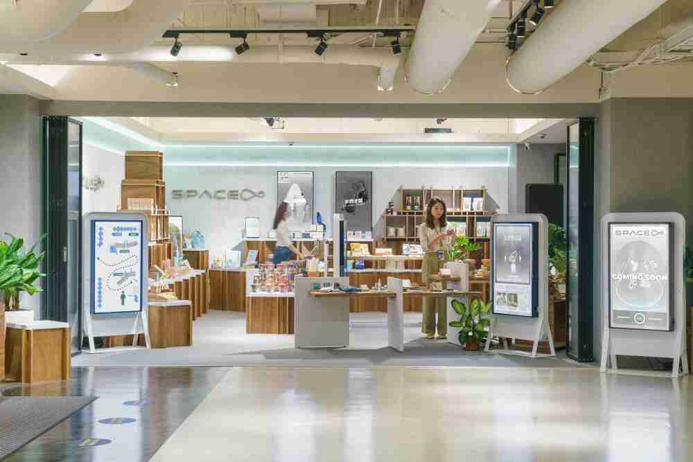 冰球突破打造永续选物商店，，展示社企及社创商品，，结合创利空间所开发的智能零售系统，，，整合多元产品信息，，让无人商店扮演公益行动的推手