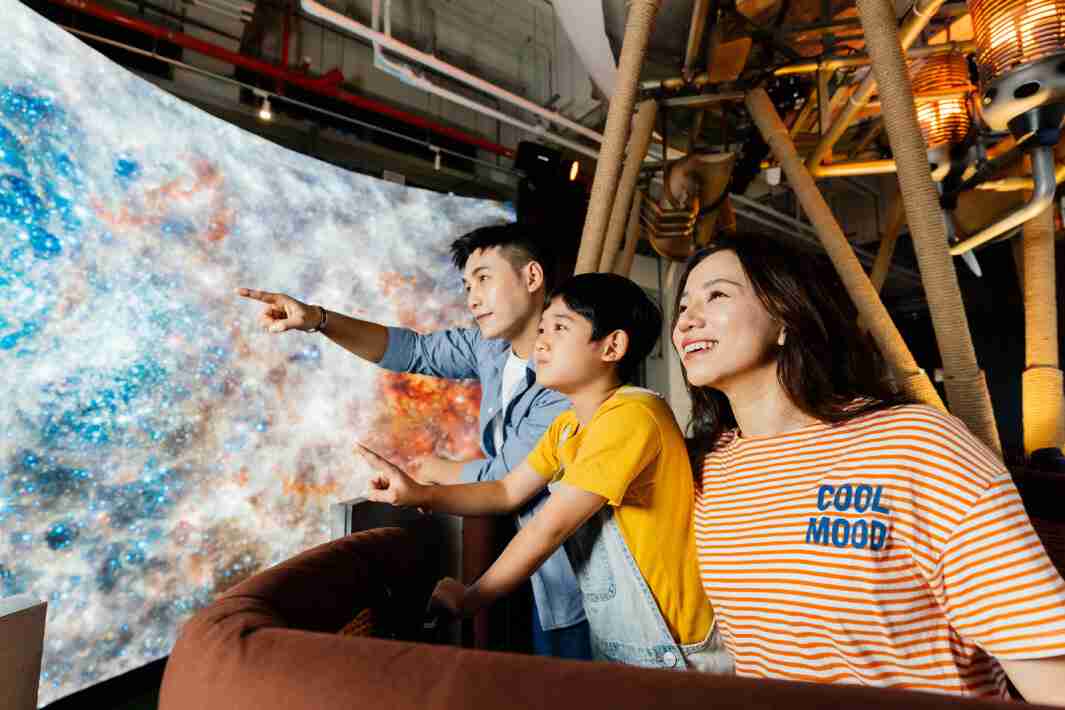 冰球突破打造全台最大宽6公尺、、、、高4公尺、、、唯一搭载LED弧形拼接显示屏的动感飞行船，，，让乘客驻足在热气球上，，，，享受身历其境的伪出国旅游乐趣