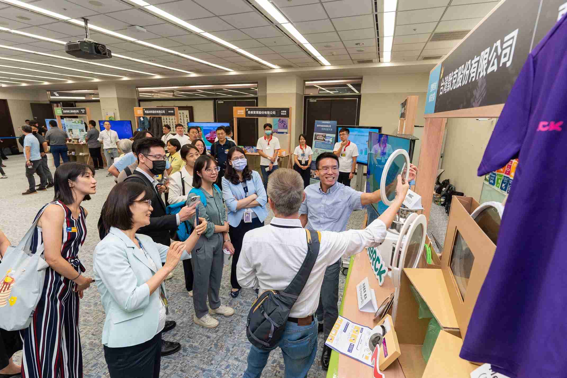 冰球突破连手产业伙伴策划首届生态圈联展，，，展示如何将废塑料循环再利用，，创新解决方案包括：塑料包材再生与循环使用、、、、再生塑料研发及应用、、、、废塑料回收再生技术、、、、减塑生活提案等
