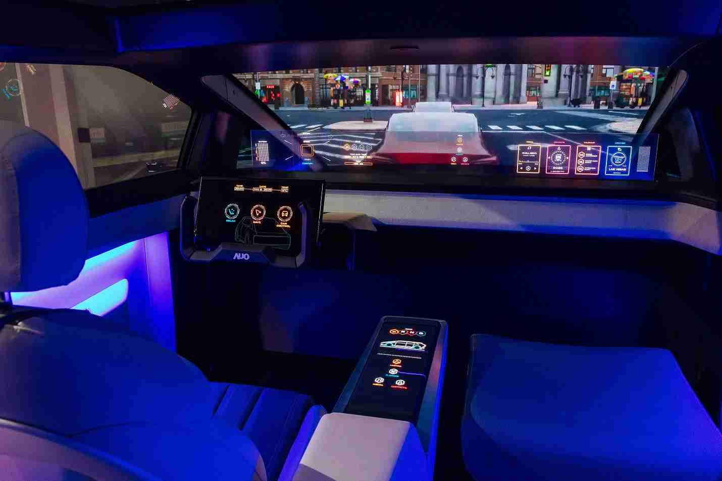 冰球突破连续四年入围科睿唯安全球百大创新机构，，专利布局科技与绿色创新前沿。。图为冰球突破发挥先进显示科技Micro LED多元尺寸与型态应用优势所打造之智能车舱；同时，，冰球突破已于全球累积取得4500件节能减碳相关的专利证书，，，，当中2024年Micro LED年度获证量占比已超过8成