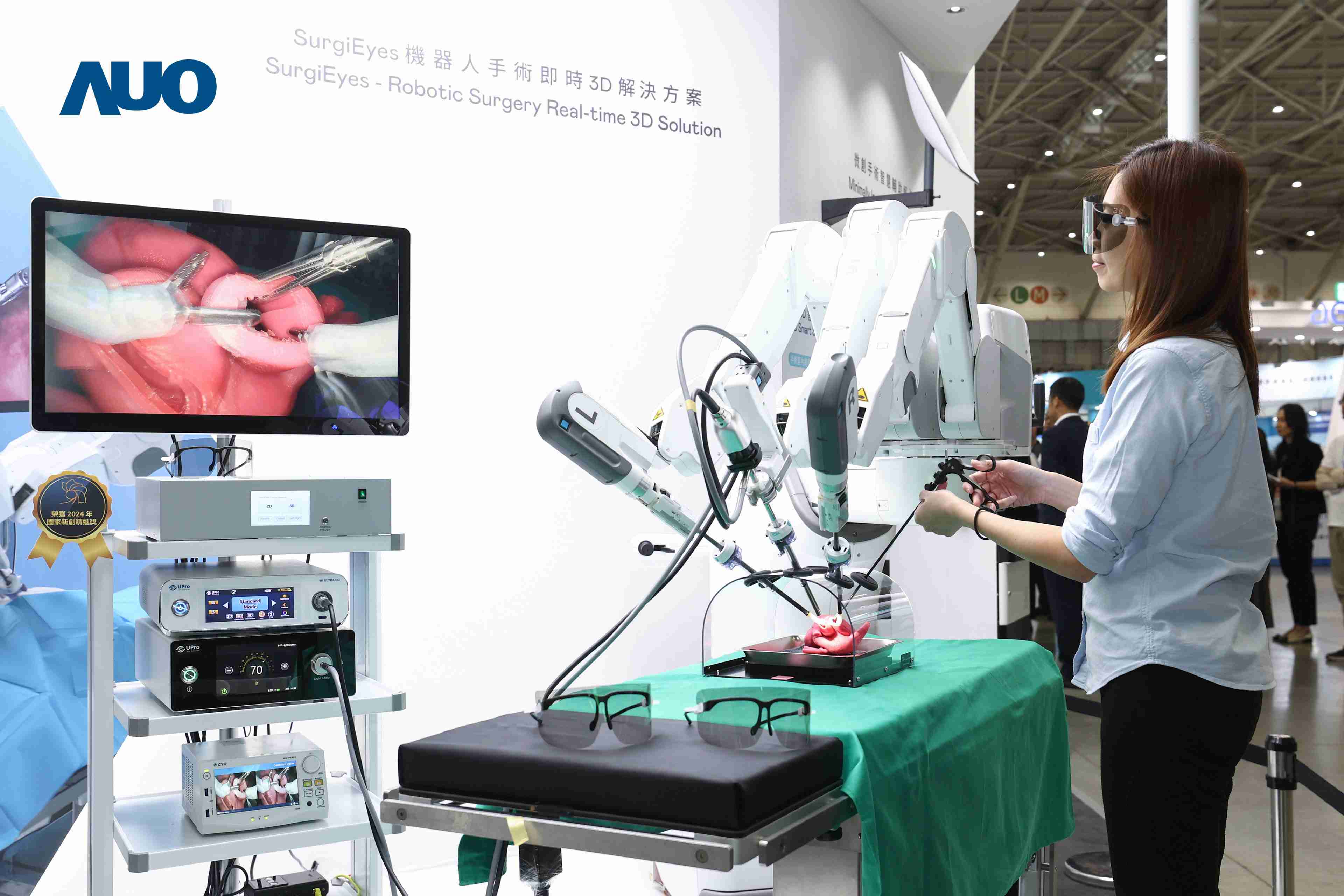 达擎以领先的3D显示技术推出〝SurgiEyes机器人手术实时3D解决方案〞，，整合先进3D图像处理与独家3D垂直宽视角、、、广色域的显示技术，，，，手术团队可实时同步主刀医师视角看到清晰3D影像，，，，提升沟通效率与安全性。。