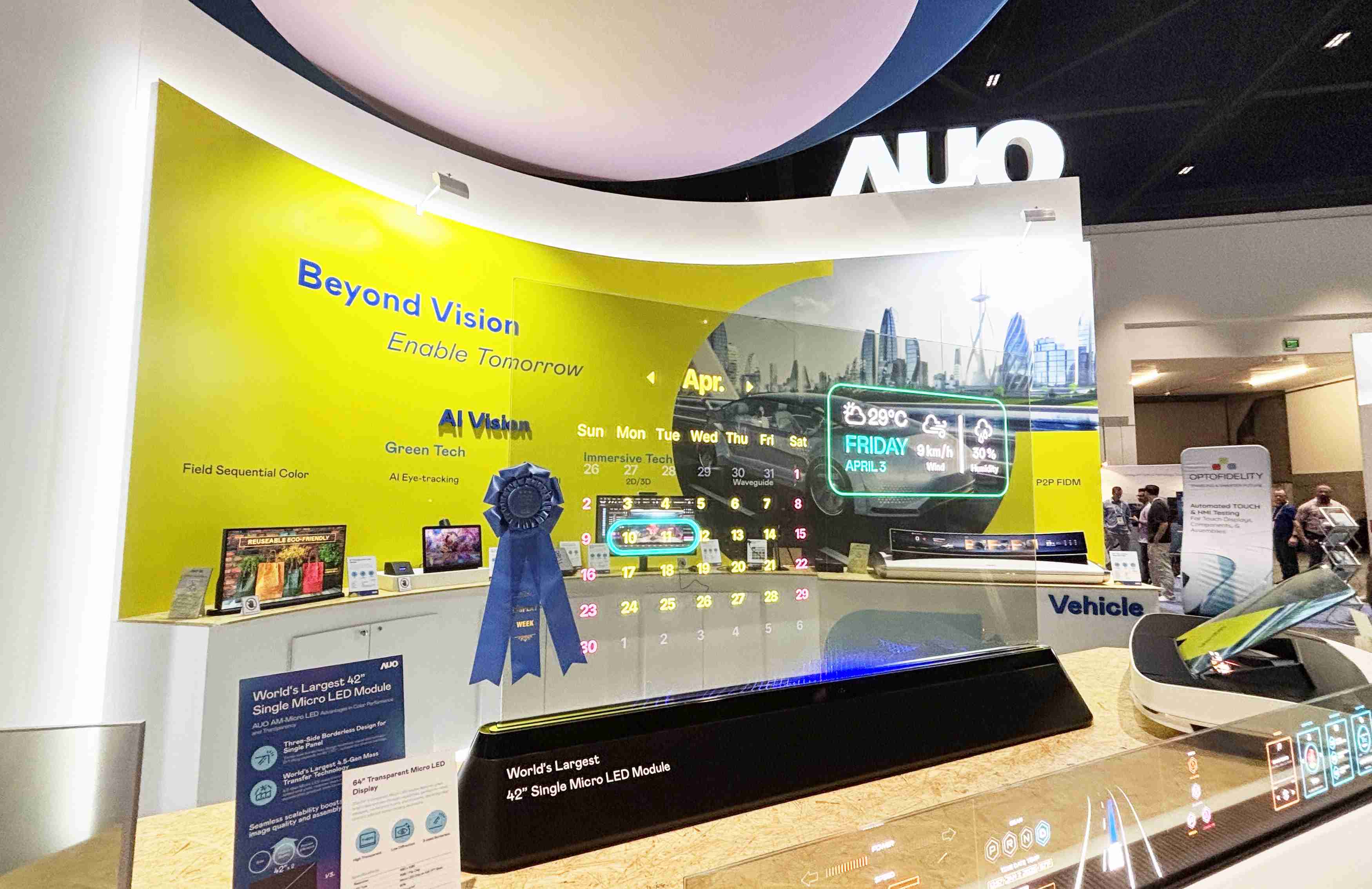 冰球突破64吋透明Micro LED显示器获〝最佳Micro LED技术应用奖〞，，，，其绝妙的透明穿透特性，，，同时具备1,000 nits的高亮度表现，，，，并透过精细的无缝拼接延伸，，，，可依需求灵活应用于多元场域，，，展现出Micro LED显示技术划时空的无限潜力