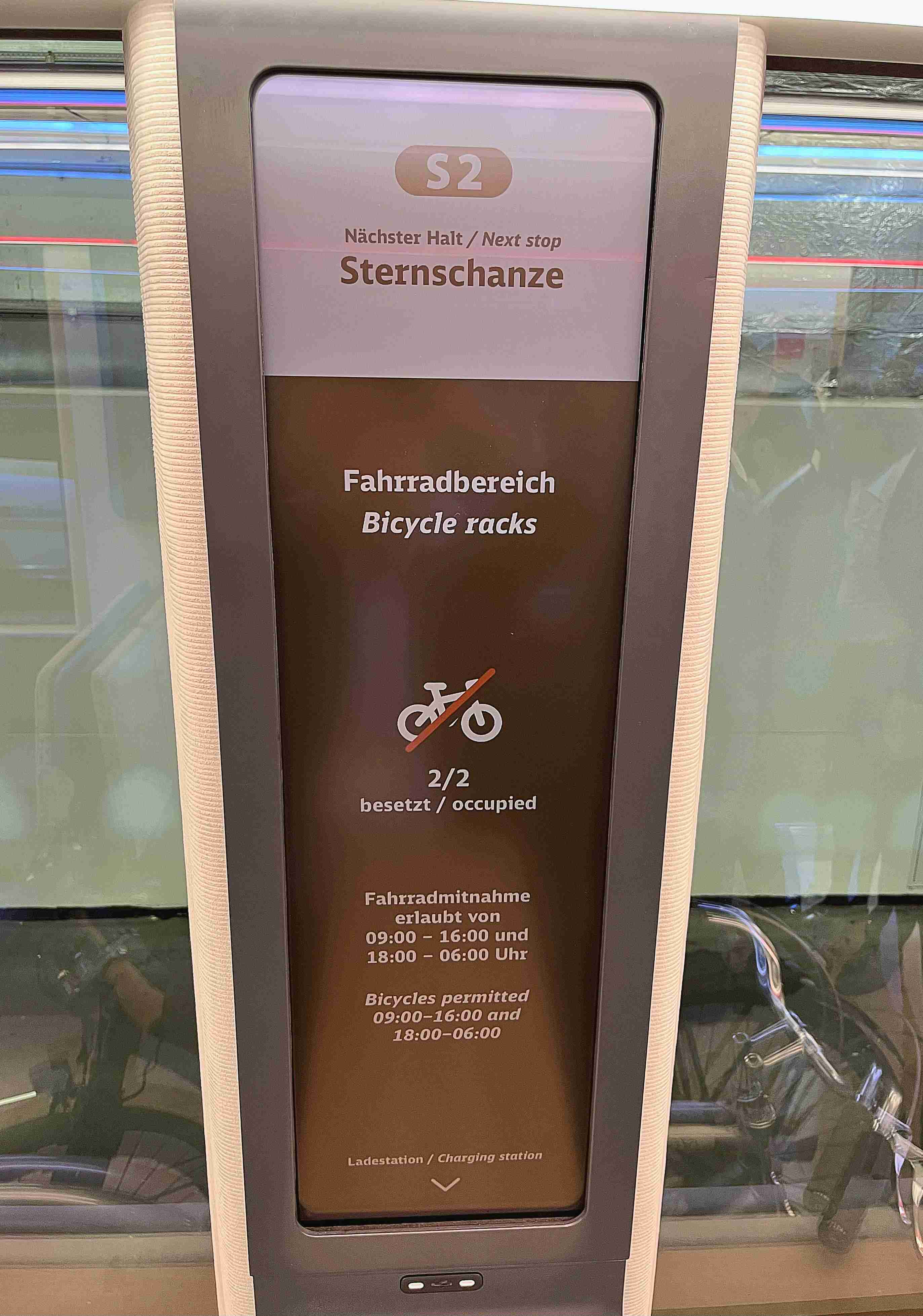 达擎HiRaso显示技术采用胆固醇液晶独特的双稳态特性及反射环境光线的方式，，，发挥最佳能源运用效率，，其仅在更换显示画面时才消耗电力，，在持续静止的画面显示上则为零耗电，，，与传统液晶显示技术相比大幅节省90%能耗